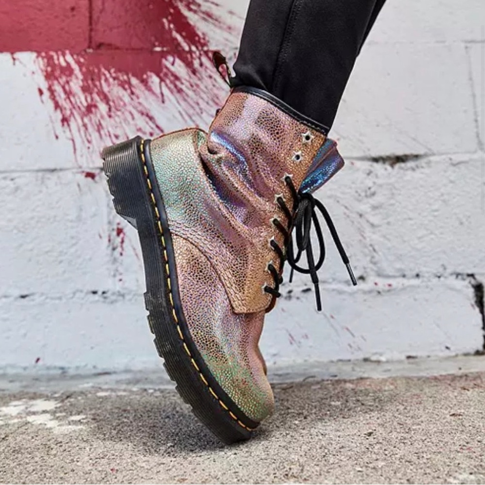 Dr. Martin sand rainbow 1940 boot
